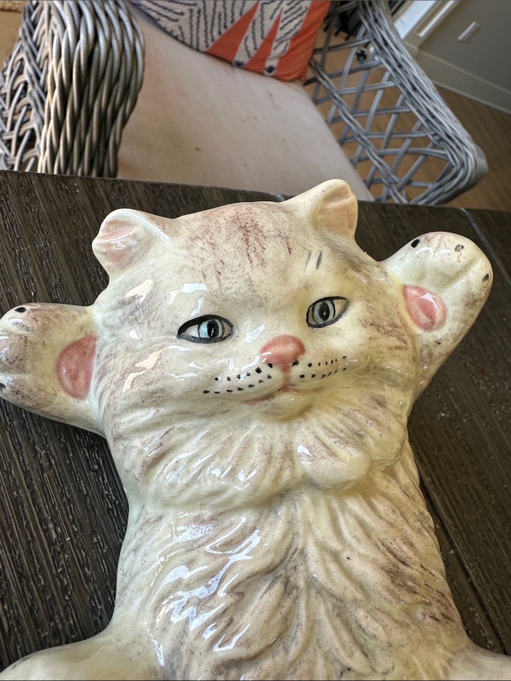 Vintage collectible Cream Ceramic Cat Figurine with Pink Paw Accents 9x5 - Picture 2 of 6